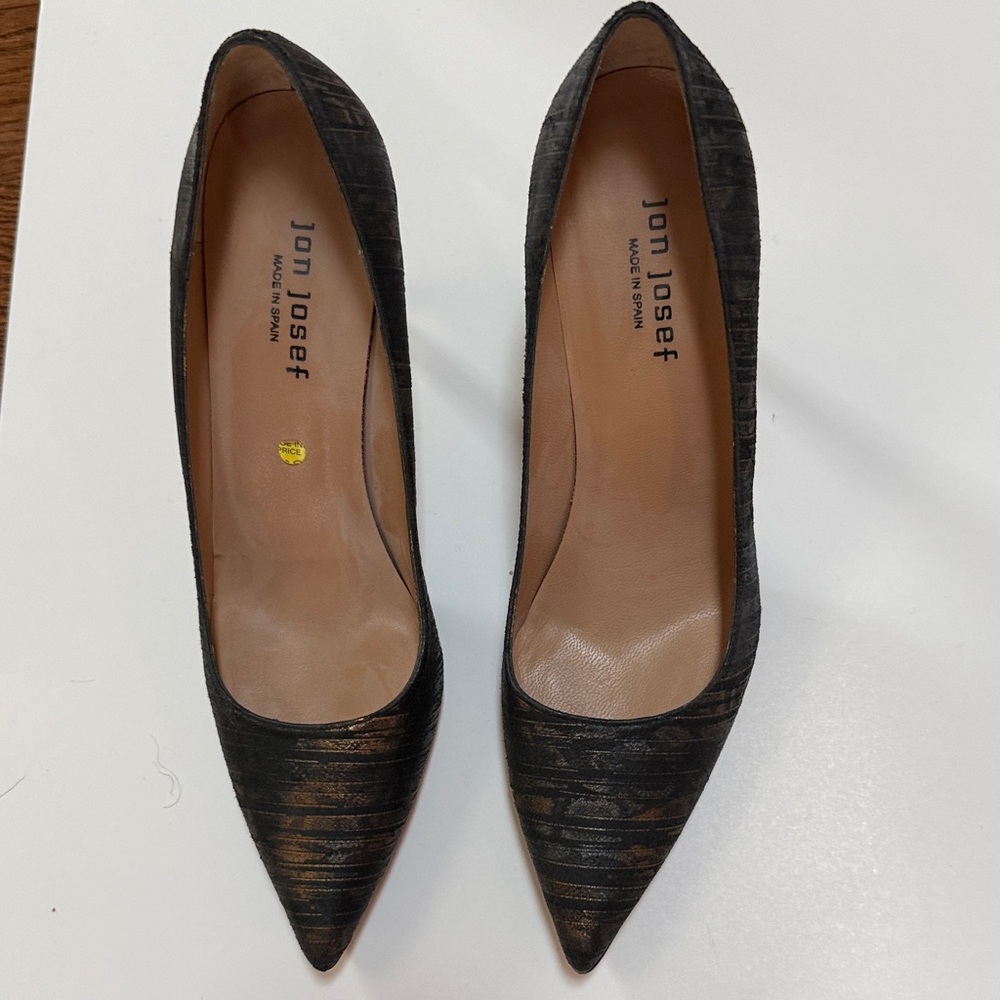 Elegant Black and Gold Women's Heels - Picture 6 of 6